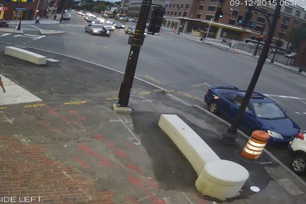 JEZIVO: STRAVIČAN sudar automobila i motocikliste u Bostonu! (VIDEO)