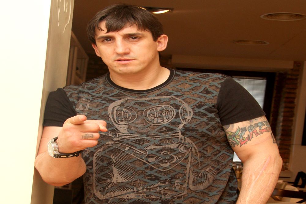 ONA MU IZDRŽAVA SINA: Kristijanova kuma je poznata srpska glumica, pogodite koja