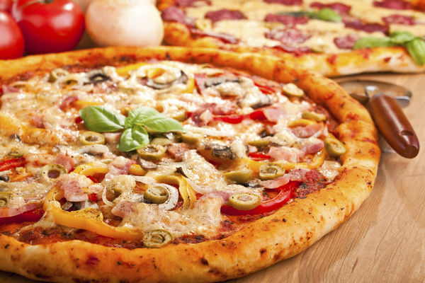 URNEBESNO: Pacov NE DA svoje parče pice! (VIDEO)