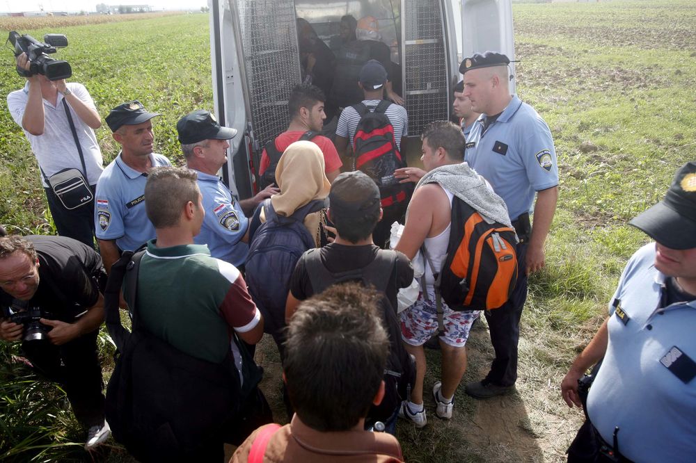 PUKLA HRVATSKA BLOKADA: Migranti masovno prelazi preko granice! (FOTO)