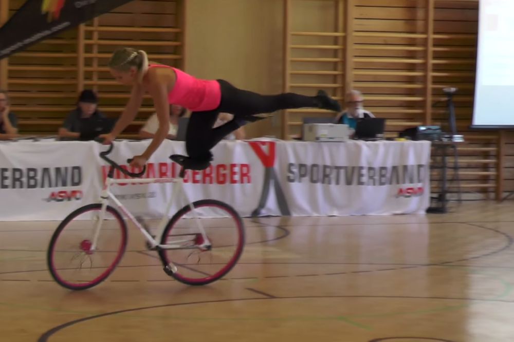 Da se kladimo da ne možete da uradite isto što i ova igračica? (FOTO) (VIDEO)