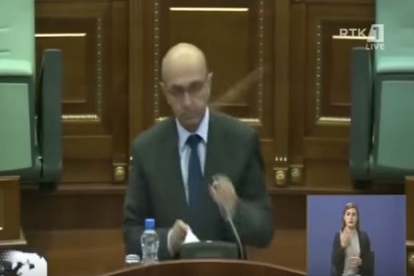 JAJIMA GAĐALI PREMIJERA KOSOVA: Pogledajte opšti haos u Prištini! (VIDEO)