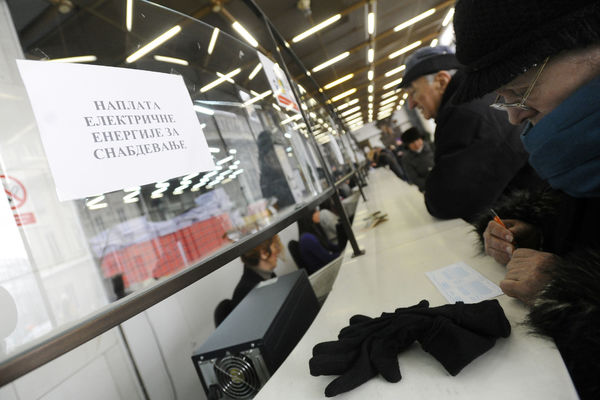 DUGUJETE VIŠE OD 5.000 DINARA ZA STRUJU? Iseći će vam struju!