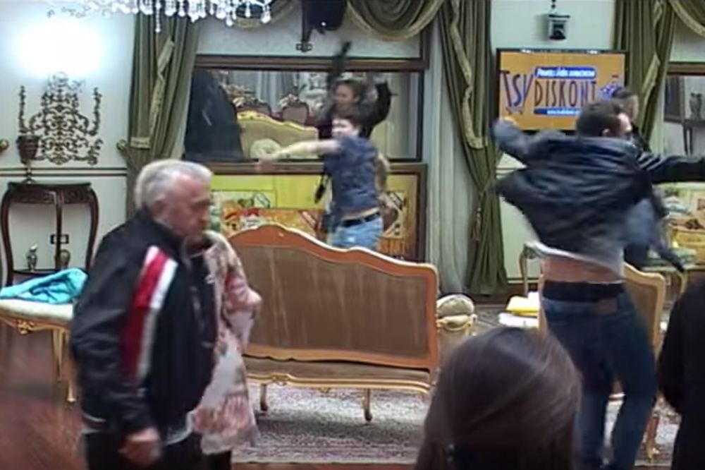 Zbog ove pesme Parovi su odlepili! Čak su prestali su da se svađaju! (VIDEO) (FOTO)