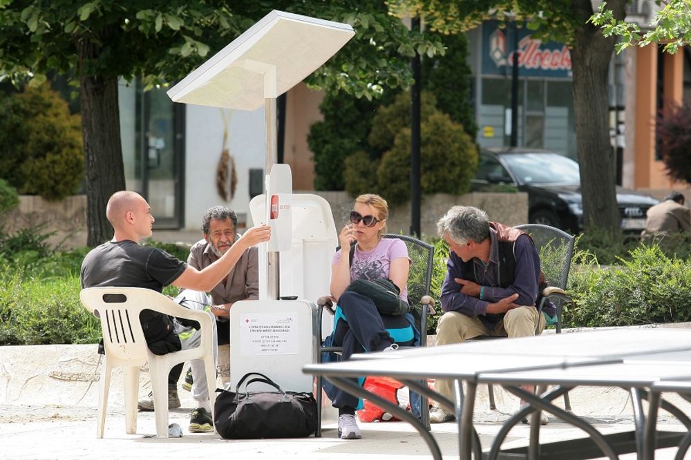 PUNITE TELEFON NA SUNCU u centru Beograda!