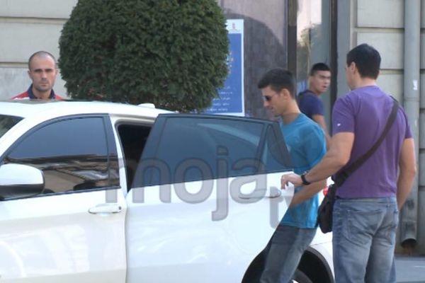 UMALO DA NOLETU NAPIŠU KAZNU: Policajci odustali kad su videli Đokovića! (FOTO)