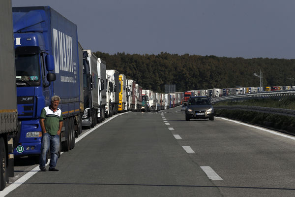 Ovako izgleda BESKRAJNA KOLONA kod graničnog prelaza Batrovci! (VIDEO)