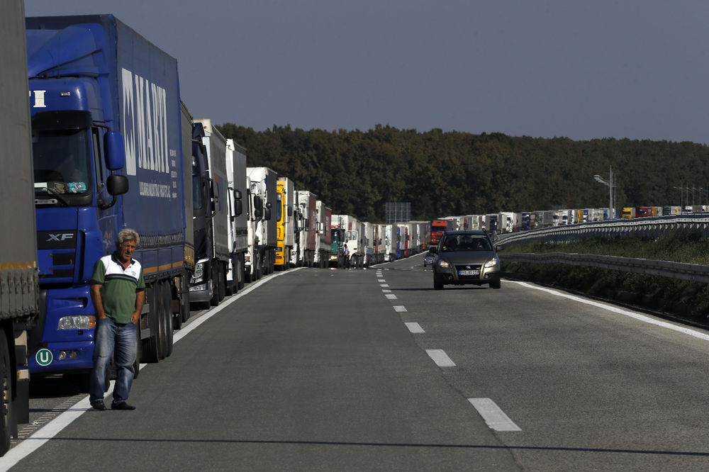 Ovako izgleda BESKRAJNA KOLONA kod graničnog prelaza Batrovci! (VIDEO)