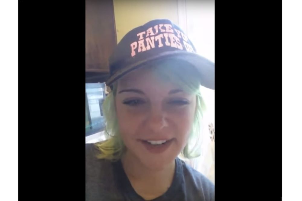 NEĆE VAM BITI DOBRO kada vidite šta joj izlazi iz usta! (VIDEO)