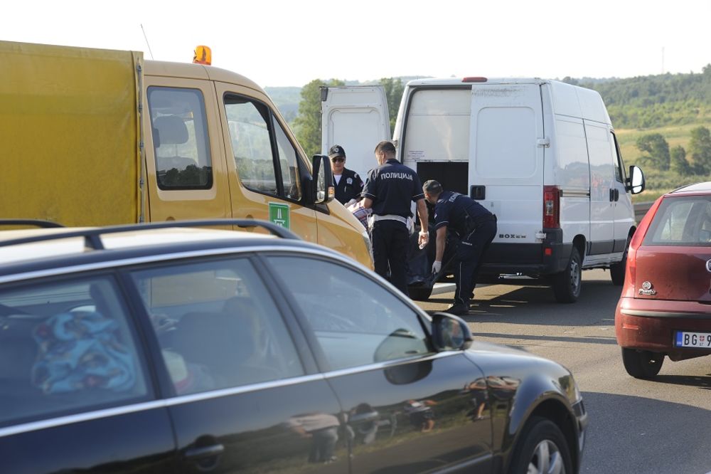 STRAVIČNA SMRT NA AUTOPUTU: Valjak pregazio čoveka (60)