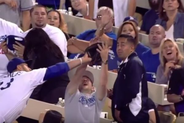 Navijač hteo da otme loptu igraču na bejzbolu i zamalo dobio batine! (VIDEO)