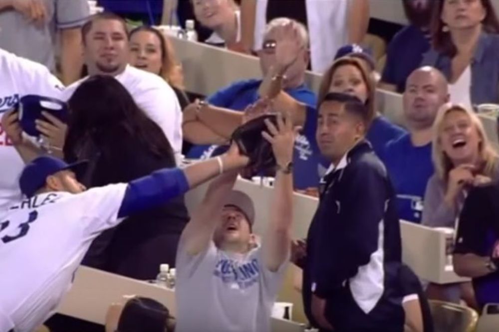 Navijač hteo da otme loptu igraču na bejzbolu i zamalo dobio batine! (VIDEO)