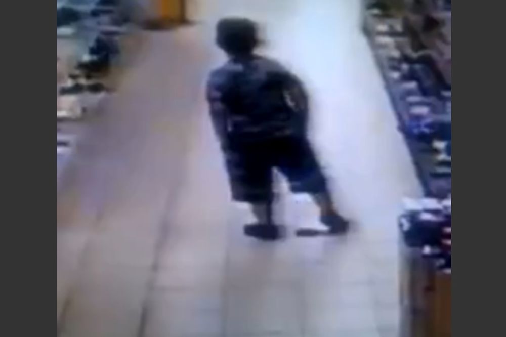 Mali terorista ostavio "bombu" u sred mini-marketa!