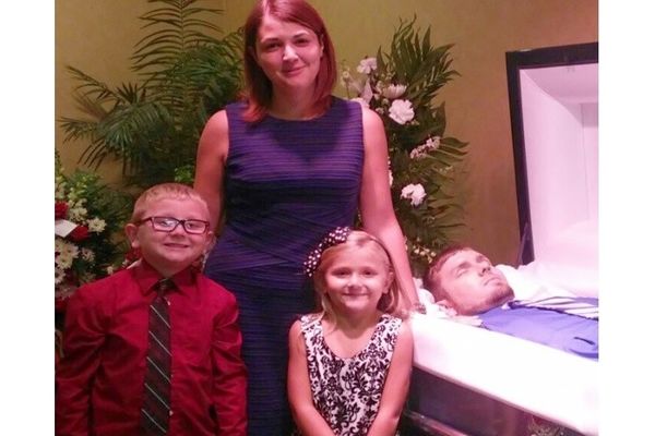 Cela porodica slikala se NASMEJANA PORED LEŠA SVOG OCA