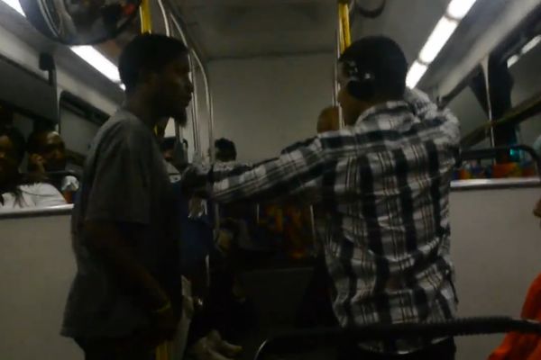 TUČA U AUTOBUSU: Pogledajte kako je prošao provokator iz bande kada je naleteo na jačeg od sebe! (VIDEO)