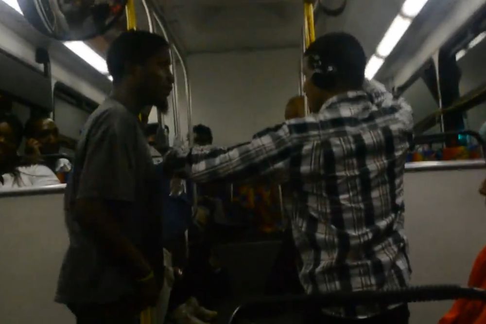 TUČA U AUTOBUSU: Pogledajte kako je prošao provokator iz bande kada je naleteo na jačeg od sebe! (VIDEO)