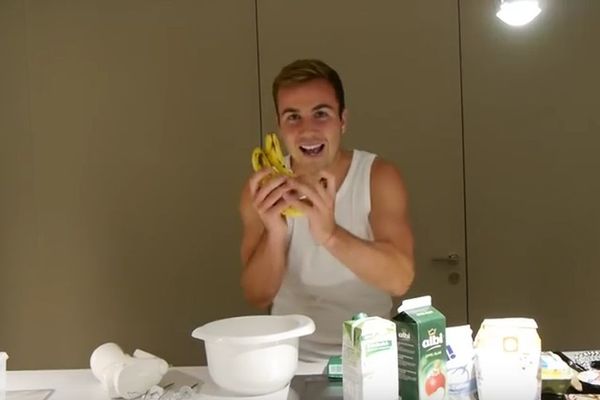 UMESTO LOPTE - VARJAČA: Geceu ne ide na terenu, ali je zato u kuhinji maher! (VIDEO)