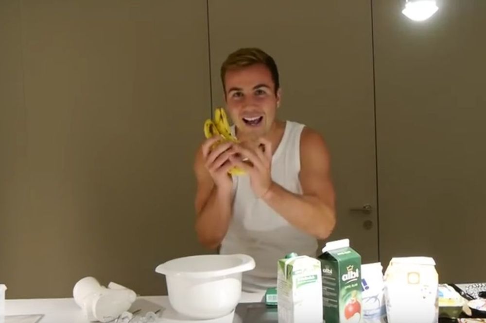 UMESTO LOPTE - VARJAČA: Geceu ne ide na terenu, ali je zato u kuhinji maher! (VIDEO)