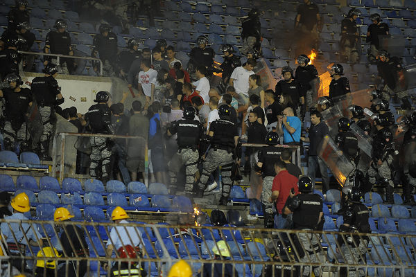 PRŠTALA KRV, PUCALE GLAVE: Ovo su najžešće tuče Grobara i Delija na derbijima! (VIDEO)