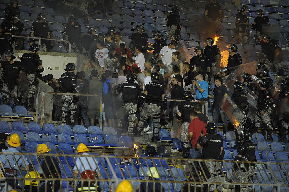PRŠTALA KRV, PUCALE GLAVE: Ovo su najžešće tuče Grobara i Delija na derbijima! (VIDEO)
