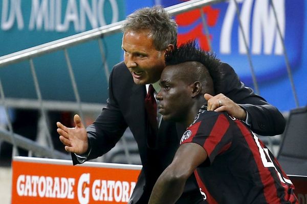 MIHIN METOD: Vaspitni šut u zadnjicu kao čestitka! (VIDEO)