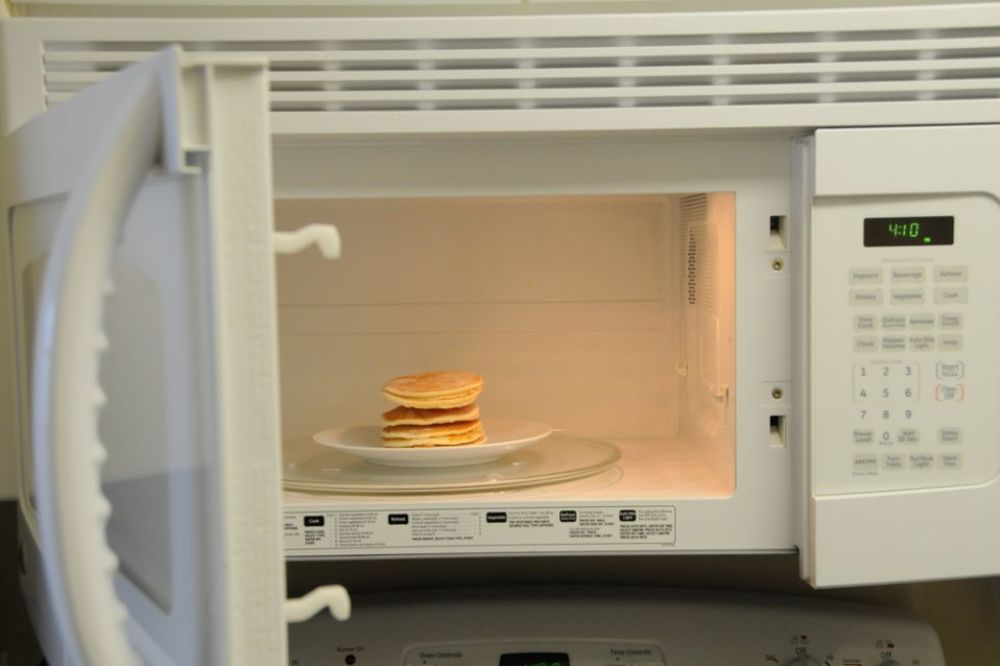 Koliko je OPASNO spremati hranu u mikrotalasnoj rerni?