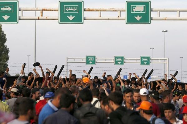 HRVATI U PANICI: Očajne izbeglice hrle ka njihovoj granici! (FOTO)