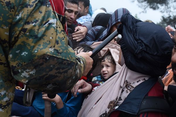 Makedonski graničari PENDREČILI migrante (VIDEO)