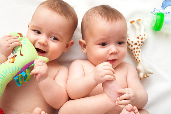 OČEVI IM MOGU BITI RAZLIČITI: 10 neverovatnih činjenica o blizancima (FOTO)