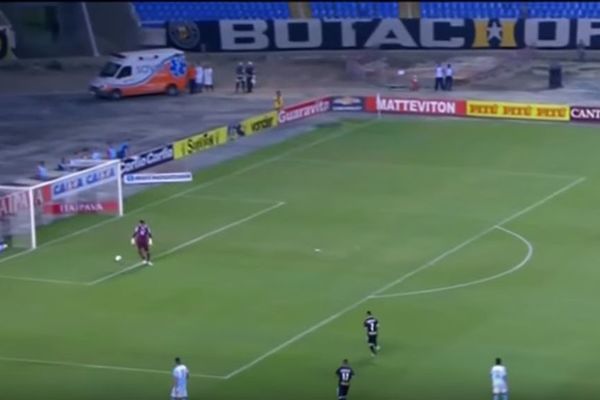 NEKO GA JE HIPNOTISAO: Ovaj golman je primio najčudniji autogol! (VIDEO)