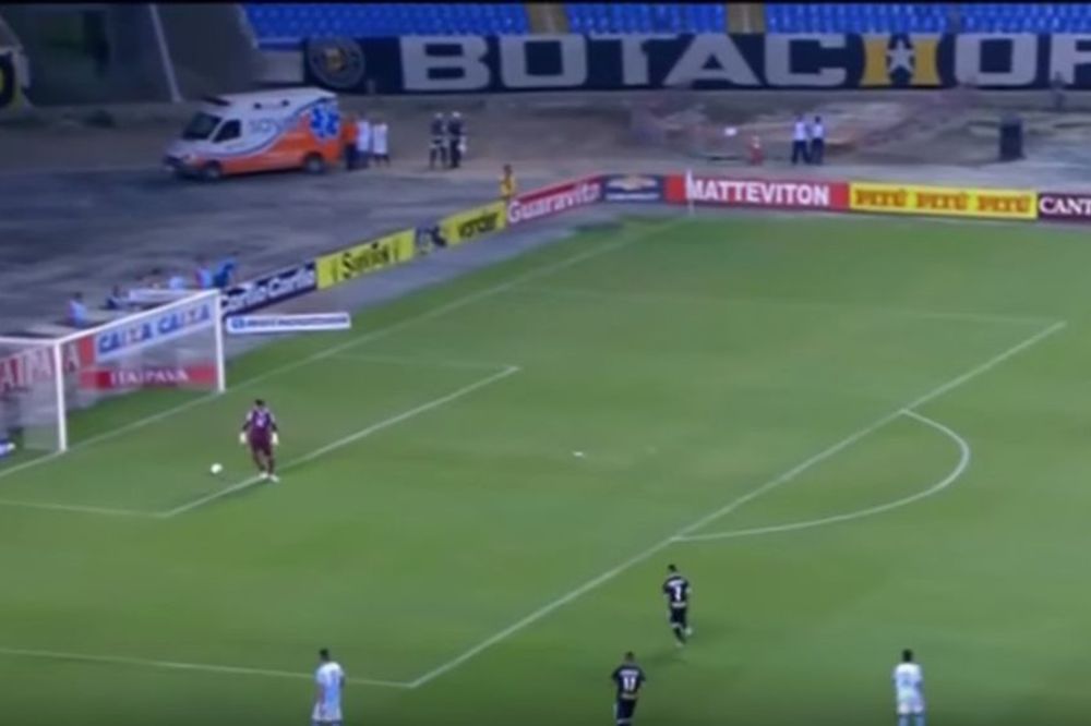NEKO GA JE HIPNOTISAO: Ovaj golman je primio najčudniji autogol! (VIDEO)