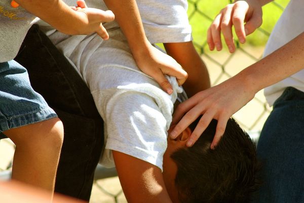 UPAO U UČIONICU I PRETUKAO DRUGA: Srednjoškolci se potukli zbog devojke