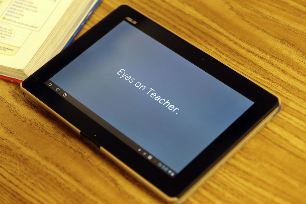 Deci nikako ne smete davati pametne telefone pre 16 godine. Evo zbog čega (FOTO)