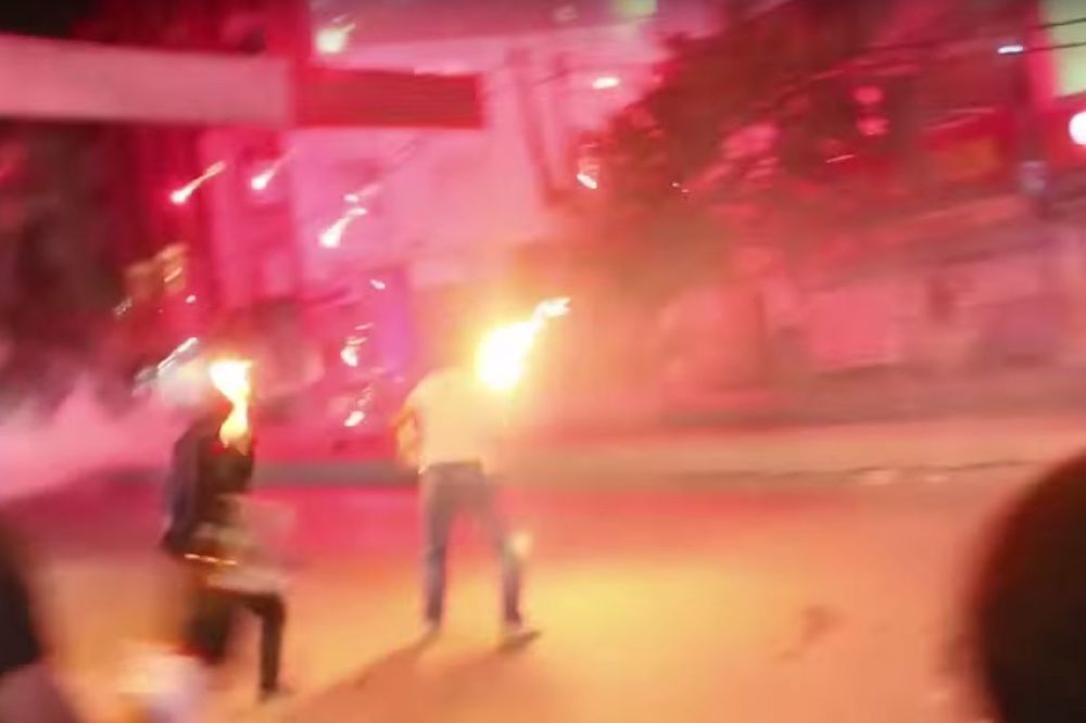ISTANBUL OPET GORI: Lete molotovljevi kokteli, pirotehnika i vodeni topovi! (VIDEO)
