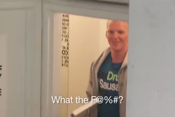 VIŠE OD PRESVLAČENJA: Ušli po majicu, izašli među mokre cice! (VIDEO)