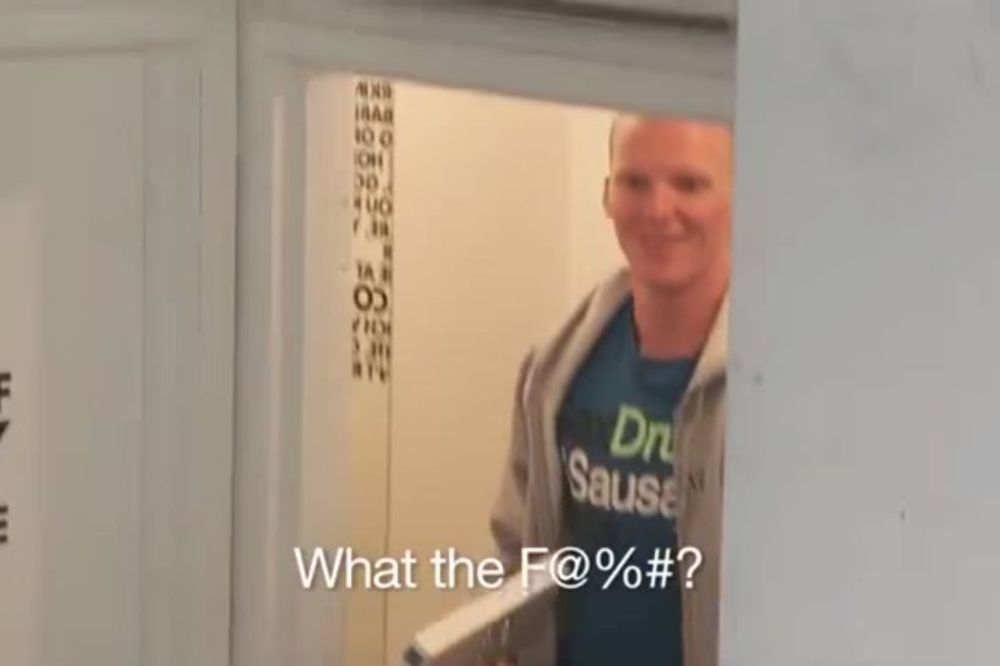 VIŠE OD PRESVLAČENJA: Ušli po majicu, izašli među mokre cice! (VIDEO)