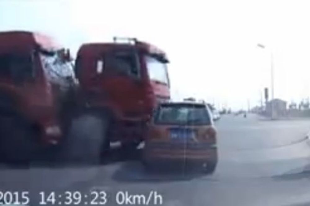 Automobil u koji su se zakucala dva kamiona pokosio motociklistu (VIDEO)