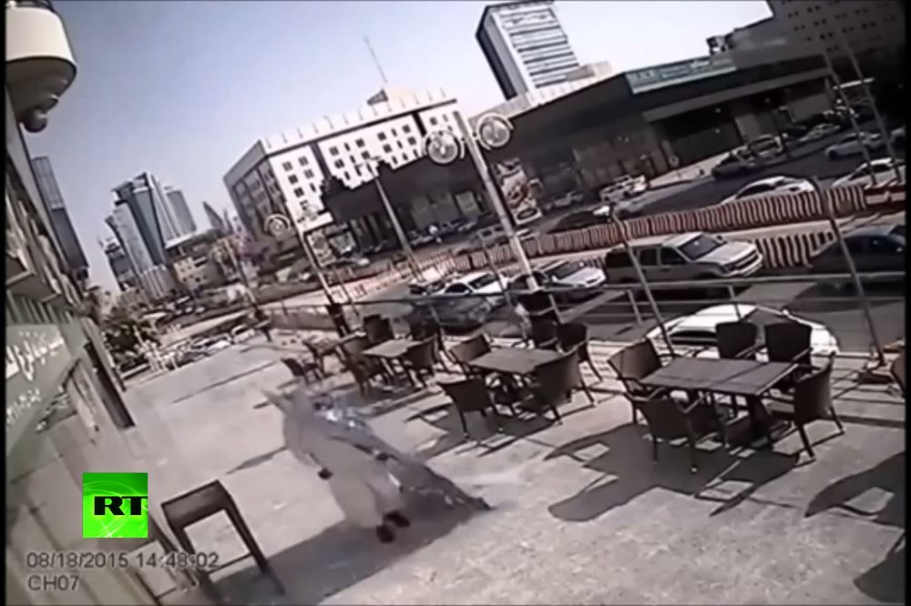 ZA DLAKU: OGROMNO STAKLO zamalo da mu PRESUDI! (VIDEO)