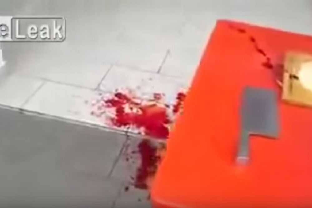 MISLIO JE DA NE OSEĆA BOL, A ONDA...: Prijatelju dozvolio da mu satarom iseče ruku! (VIDEO)