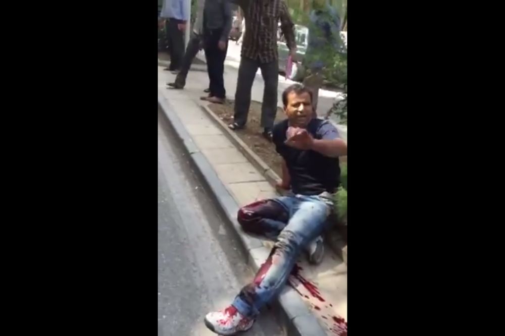 BRUTALNO: Policajci mu PUCALI U NOGU, jer je ODBIO DA BACI NOŽ! (VIDEO)