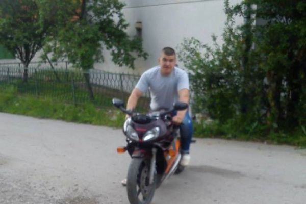 PROŠAO KROZ CRVENO I ZAKUCAO SE U AUTO: Jeziva smrt motocikliste u Prokuplju!