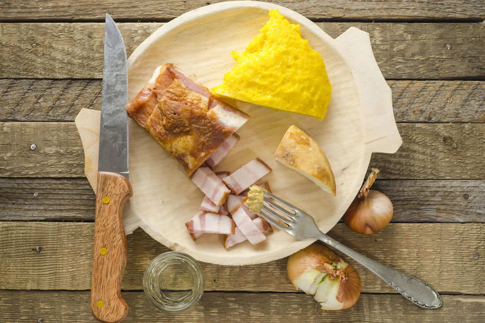 MUSLIMANI OGORČENI: NA Kurban-bajram im nude dimljenu slaninu (FOTO)