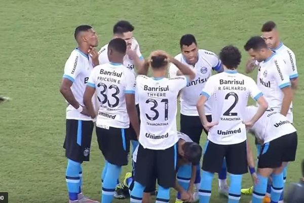 DŽABE SI SE SAKRIO: Kao vezivao pertlu, a u stvari uradio nešto drugo! (VIDEO)