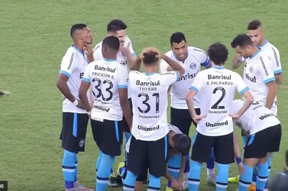 DŽABE SI SE SAKRIO: Kao vezivao pertlu, a u stvari uradio nešto drugo! (VIDEO)