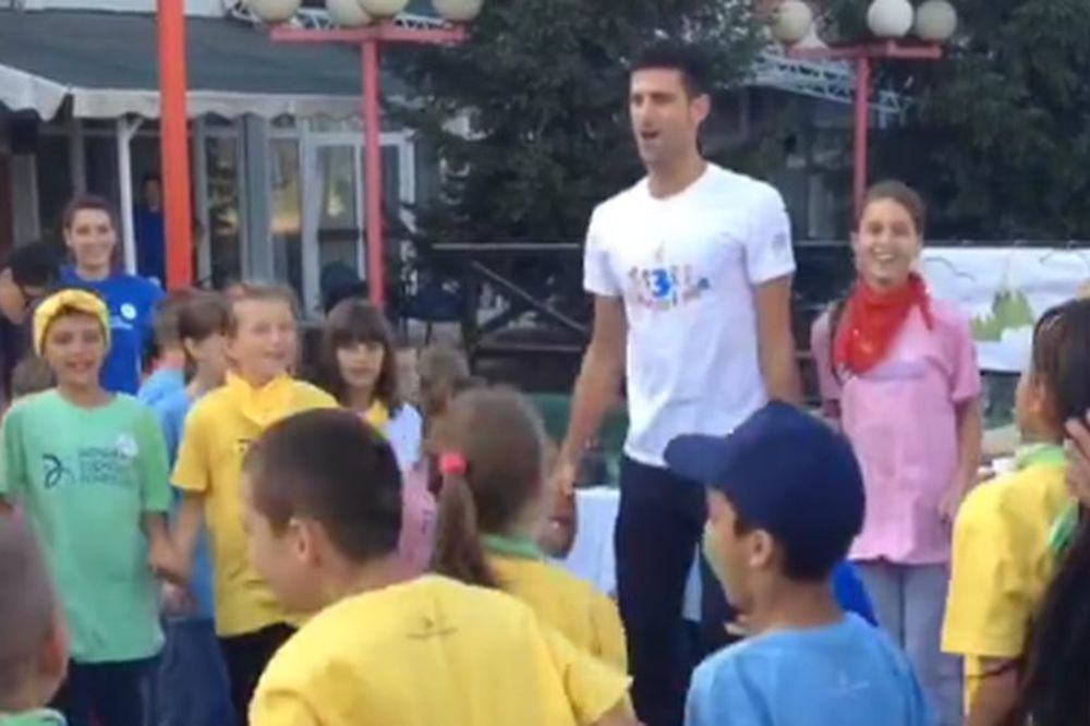 OBOŽAVA DECU: Evo kako se Nole igrao sa klincima na Zlatiboru! (VIDEO)