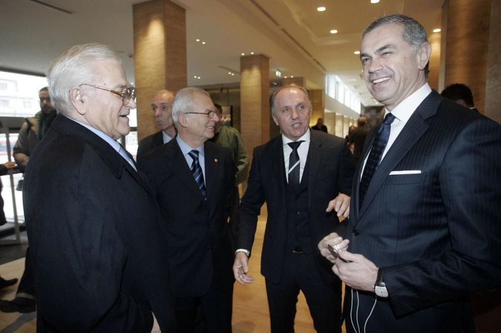 BATA ŽIVA: Ratni profiteri i hohštapleri, nije Zvezda vaša prćija!