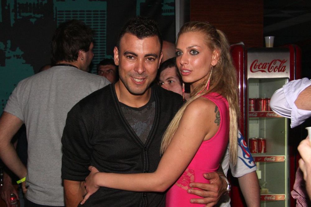 KASKADER U NAPADU: Uroš na kvarno uleteo u Avin krevet (FOTO) (VIDEO)