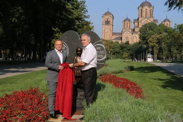 VANDALI, NEMOJTE JE VIŠE RUŠITI: Treći put postavljena bista Milici Rakić (FOTO)