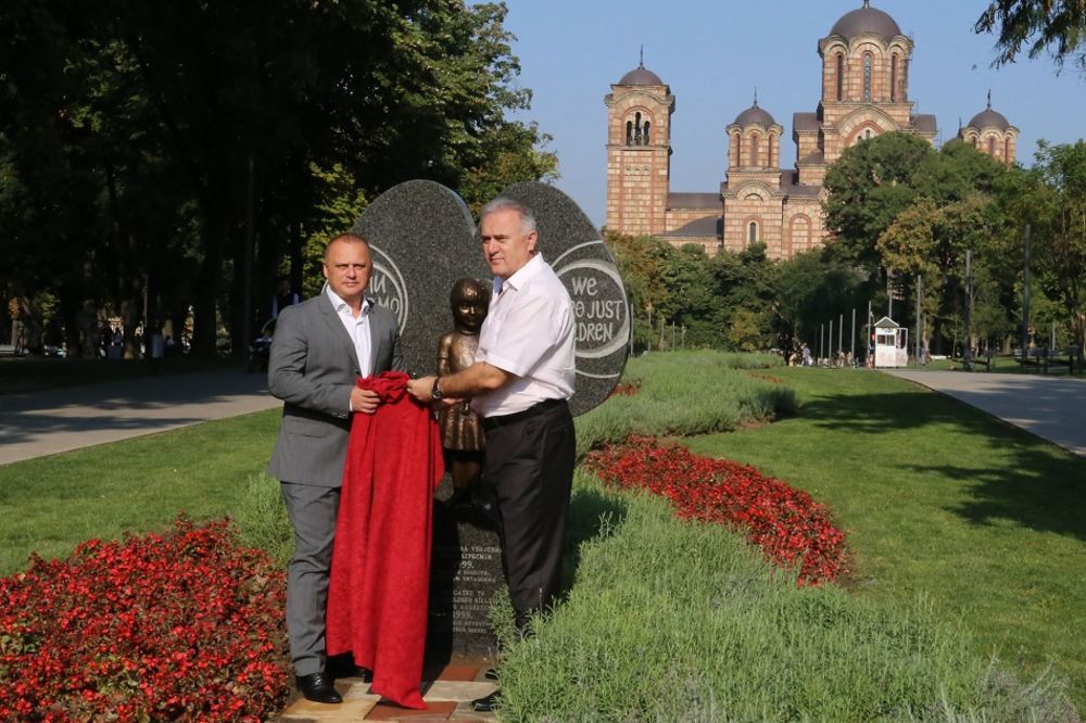 VANDALI, NEMOJTE JE VIŠE RUŠITI: Treći put postavljena bista Milici Rakić (FOTO)