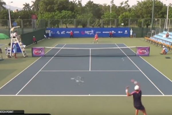 Ostala je bez reketa i golim rukama osvojila poen! (VIDEO)